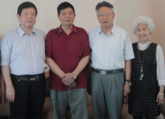 中國保健營養(yǎng)協會會長孫樹俠(右一)、中國科協原黨組書記、副主席高潮(右二)、中國工程院院院士李玉(左一)與百花散傳人梅安富在一起